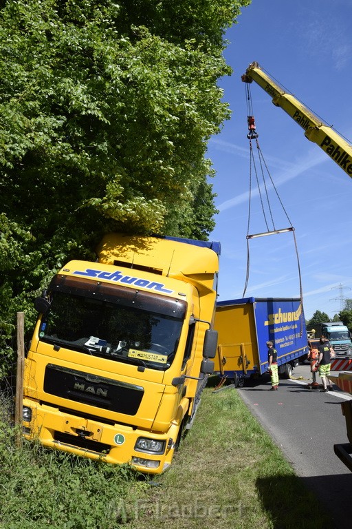 LKW in Boeschung A 3 Rich Frankfurt Hoehe Roesrath Lohmar P112.JPG - Miklos Laubert